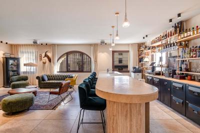 Seau à champagne avec bouteilles et deux verres sur une table en marbre, fauteuil en cuir en arrière-plan.