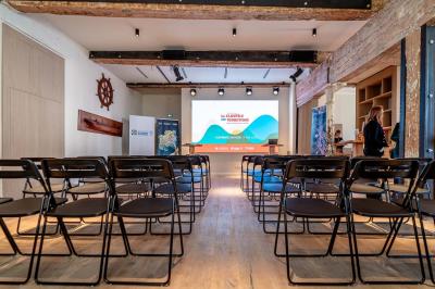 Seau à champagne avec bouteilles et deux verres sur une table en marbre, fauteuil en cuir en arrière-plan.