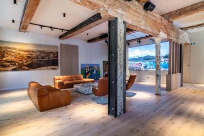 Seau à champagne avec bouteilles et deux verres sur une table en marbre, fauteuil en cuir en arrière-plan.