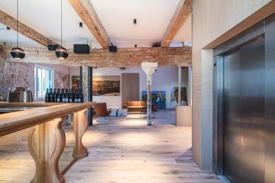 Seau à champagne avec bouteilles et deux verres sur une table en marbre, fauteuil en cuir en arrière-plan.