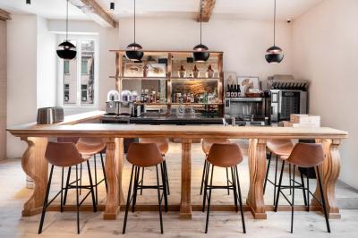 Seau à champagne avec bouteilles et deux verres sur une table en marbre, fauteuil en cuir en arrière-plan.