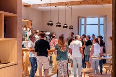 Seau à champagne avec bouteilles et deux verres sur une table en marbre, fauteuil en cuir en arrière-plan.