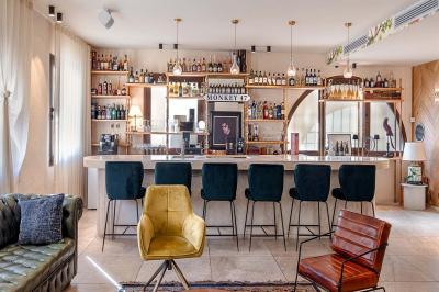 Seau à champagne avec bouteilles et deux verres sur une table en marbre, fauteuil en cuir en arrière-plan.