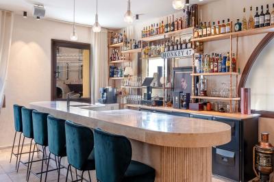 Seau à champagne avec bouteilles et deux verres sur une table en marbre, fauteuil en cuir en arrière-plan.