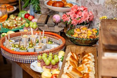 Seau à champagne avec bouteilles et deux verres sur une table en marbre, fauteuil en cuir en arrière-plan.