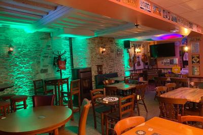 Miniature Location salle Cerisy-la-Forêt (Manche) - Pub17 #3 Affiche promotionnelle pour un groupe musical proposant plus de 4 heures de musique live avec un répertoire varié.