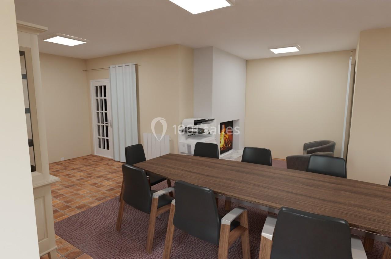 Salle à manger avec une grande table en bois, chaises noires, cheminée allumée et sol en carrelage.