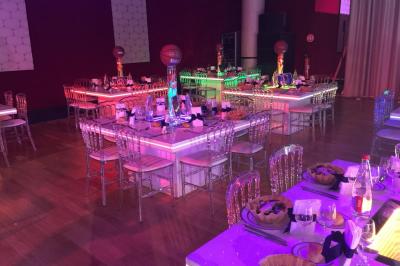 Miniature Traiteur Yerres (Essonne) - Vip Traiteur #12 Bouteille de champagne et flûtes remplies d'un cocktail bleu, disposées sur une table en extérieur.