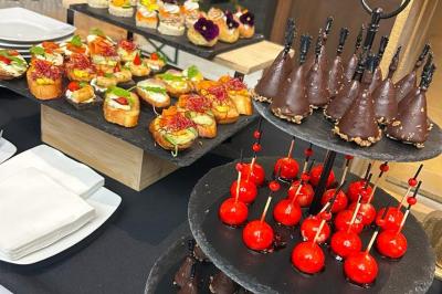Bouteille de champagne et flûtes remplies d'un cocktail bleu, disposées sur une table en extérieur.