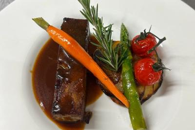 Bouteille de champagne et flûtes remplies d'un cocktail bleu, disposées sur une table en extérieur.