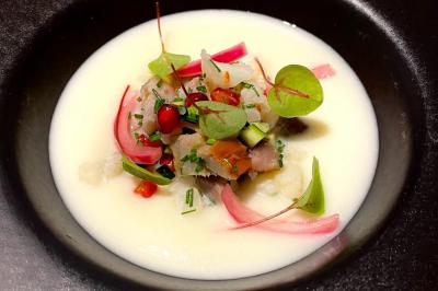 Bouteille de champagne et flûtes remplies d'un cocktail bleu, disposées sur une table en extérieur.