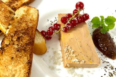 Bouteille de champagne et flûtes remplies d'un cocktail bleu, disposées sur une table en extérieur.