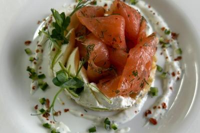 Bouteille de champagne et flûtes remplies d'un cocktail bleu, disposées sur une table en extérieur.