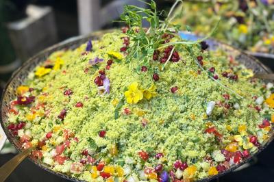 Bouteille de champagne et flûtes remplies d'un cocktail bleu, disposées sur une table en extérieur.