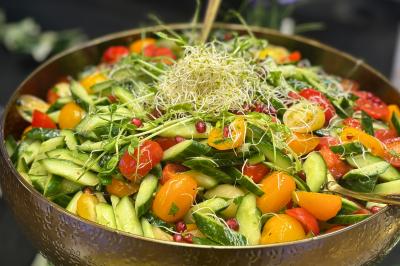 Bouteille de champagne et flûtes remplies d'un cocktail bleu, disposées sur une table en extérieur.