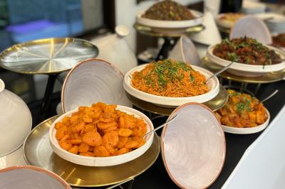 Bouteille de champagne et flûtes remplies d'un cocktail bleu, disposées sur une table en extérieur.