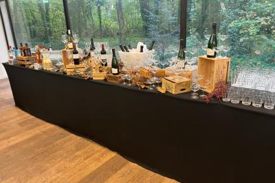 Bouteille de champagne et flûtes remplies d'un cocktail bleu, disposées sur une table en extérieur.