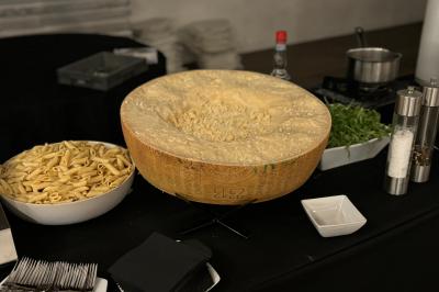 Bouteille de champagne et flûtes remplies d'un cocktail bleu, disposées sur une table en extérieur.