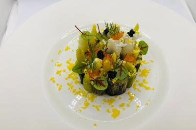 Bouteille de champagne et flûtes remplies d'un cocktail bleu, disposées sur une table en extérieur.