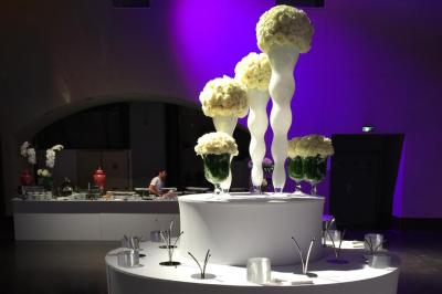 Bouteille de champagne et flûtes remplies d'un cocktail bleu, disposées sur une table en extérieur.