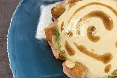 Assiette gastronomique composée de crevettes, légumes, pommes de terre et perles de sauce, présentée avec soin.