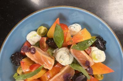 Assiette gastronomique composée de crevettes, légumes, pommes de terre et perles de sauce, présentée avec soin.