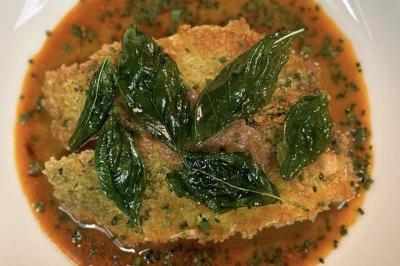 Assiette gastronomique composée de crevettes, légumes, pommes de terre et perles de sauce, présentée avec soin.