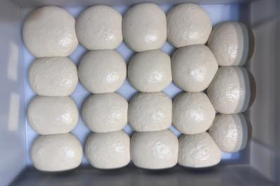 Assiette gastronomique composée de crevettes, légumes, pommes de terre et perles de sauce, présentée avec soin.