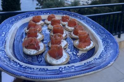 Assiette gastronomique composée de crevettes, légumes, pommes de terre et perles de sauce, présentée avec soin.