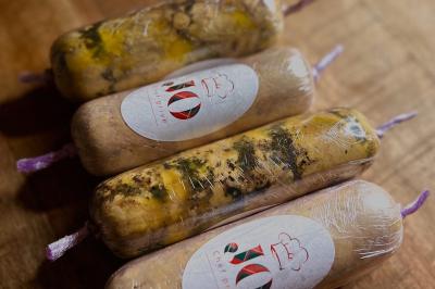 Assiette gastronomique composée de crevettes, légumes, pommes de terre et perles de sauce, présentée avec soin.