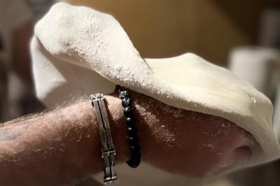 Assiette gastronomique composée de crevettes, légumes, pommes de terre et perles de sauce, présentée avec soin.