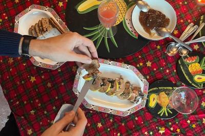 Assiette gastronomique composée de crevettes, légumes, pommes de terre et perles de sauce, présentée avec soin.