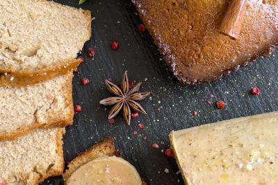 Assiette gastronomique composée de crevettes, légumes, pommes de terre et perles de sauce, présentée avec soin.