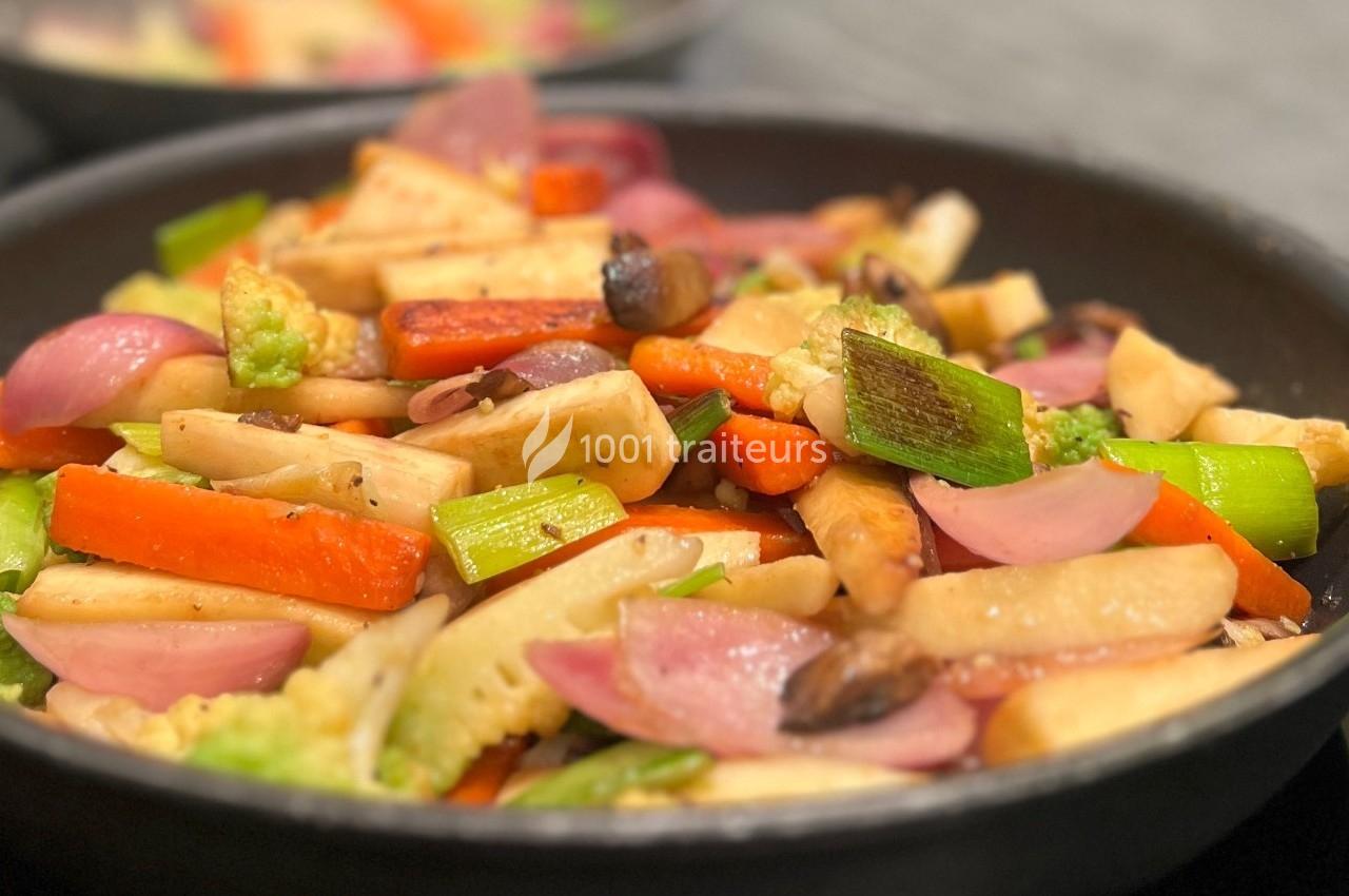 Légumes variés sautés dans une poêle, incluant carottes, poireaux, champignons et morceaux de panais.