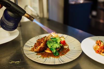 Miniature Location salle Sanguinet (Landes) - Domaine les Oréades #12 Salle de répétition avec une batterie, des micros, des amplificateurs et des éclairages colorés.