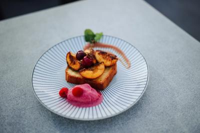 Miniature Location salle Sanguinet (Landes) - Domaine les Oréades #16 Salle de répétition avec une batterie, des micros, des amplificateurs et des éclairages colorés.