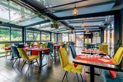 Miniature Location salle Sanguinet (Landes) - Domaine les Oréades #8 Salle de répétition avec une batterie, des micros, des amplificateurs et des éclairages colorés.