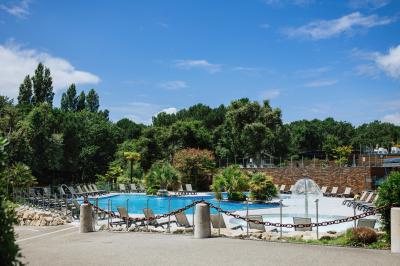 Miniature Location salle Sanguinet (Landes) - Domaine les Oréades #20 Salle de répétition avec une batterie, des micros, des amplificateurs et des éclairages colorés.