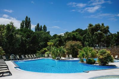 Miniature Location salle Sanguinet (Landes) - Domaine les Oréades #21 Salle de répétition avec une batterie, des micros, des amplificateurs et des éclairages colorés.