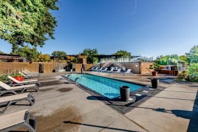 Miniature Location salle Sanguinet (Landes) - Domaine les Oréades #6 Salle de répétition avec une batterie, des micros, des amplificateurs et des éclairages colorés.