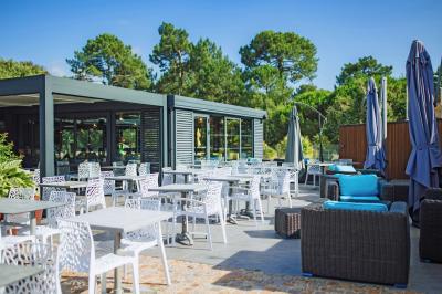Miniature Location salle Sanguinet (Landes) - Domaine les Oréades #7 Salle de répétition avec une batterie, des micros, des amplificateurs et des éclairages colorés.