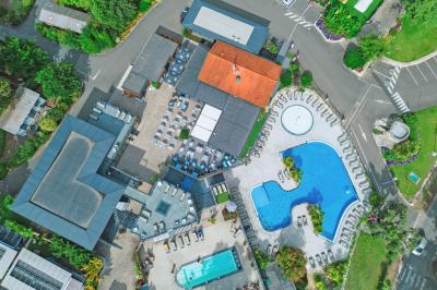 Miniature Location salle Sanguinet (Landes) - Domaine les Oréades #24 Salle de répétition avec une batterie, des micros, des amplificateurs et des éclairages colorés.