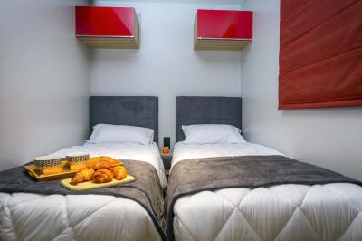 Miniature Location salle Sanguinet (Landes) - Domaine les Oréades #25 Salle de répétition avec une batterie, des micros, des amplificateurs et des éclairages colorés.