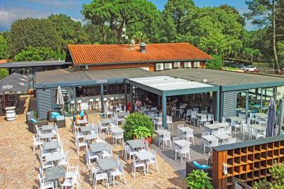 Miniature Location salle Sanguinet (Landes) - Domaine les Oréades #2 Salle de répétition avec une batterie, des micros, des amplificateurs et des éclairages colorés.