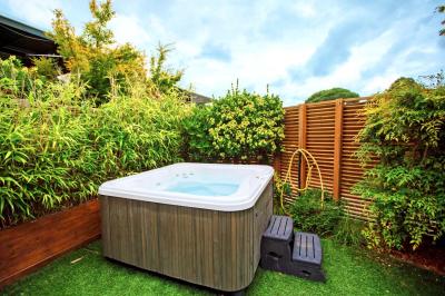 Miniature Location salle Sanguinet (Landes) - Domaine les Oréades #28 Salle de répétition avec une batterie, des micros, des amplificateurs et des éclairages colorés.