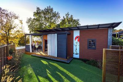 Miniature Location salle Sanguinet (Landes) - Domaine les Oréades #29 Salle de répétition avec une batterie, des micros, des amplificateurs et des éclairages colorés.