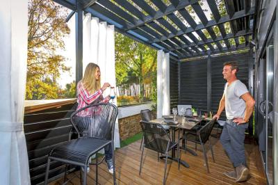 Miniature Location salle Sanguinet (Landes) - Domaine les Oréades #30 Salle de répétition avec une batterie, des micros, des amplificateurs et des éclairages colorés.