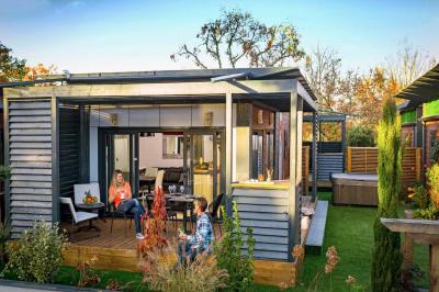 Miniature Location salle Sanguinet (Landes) - Domaine les Oréades #32 Salle de répétition avec une batterie, des micros, des amplificateurs et des éclairages colorés.