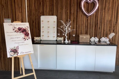 Miniature Location salle Sanguinet (Landes) - Domaine les Oréades #5 Salle de répétition avec une batterie, des micros, des amplificateurs et des éclairages colorés.