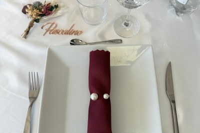 Miniature Location salle Sanguinet (Landes) - Domaine les Oréades #34 Salle de répétition avec une batterie, des micros, des amplificateurs et des éclairages colorés.